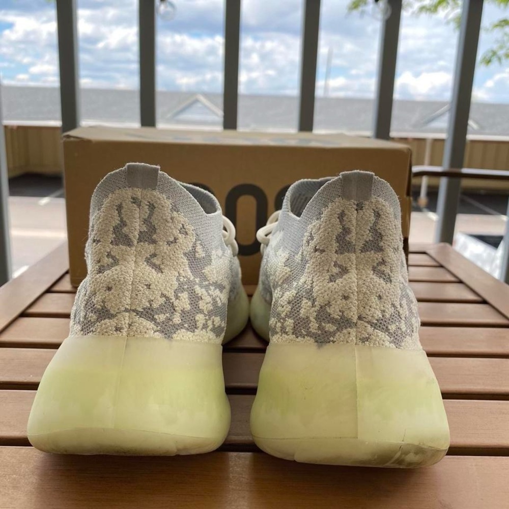 Men’s Size 10 380 Alien Yeezy Adidas by Kanye West - Picture 5 of 7